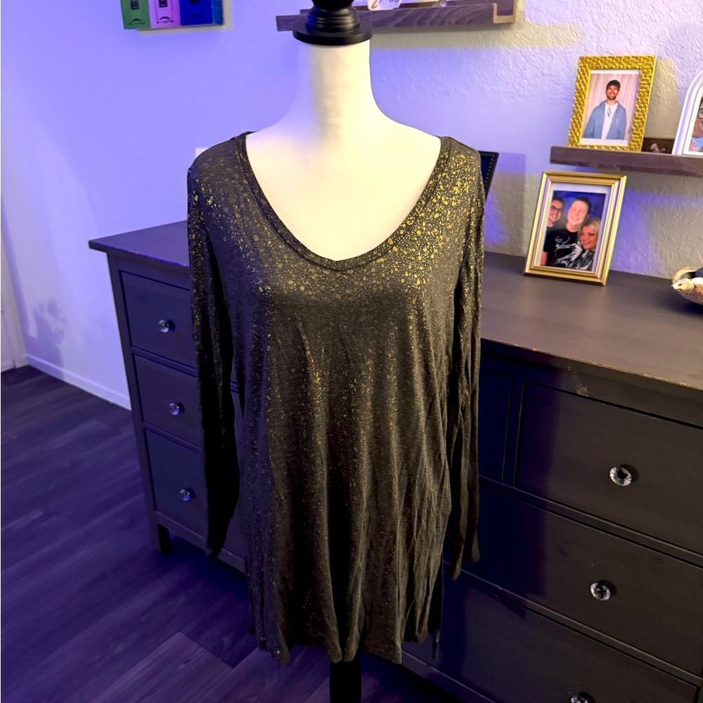 Gorgeous top with gold accents perfect for the holiday size large